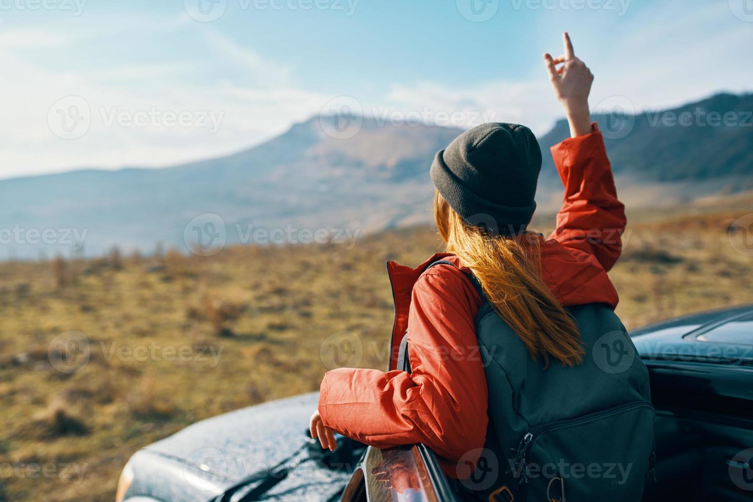 donna vicino macchine Esprimere a gesti con sua mani su natura nel il montagne autunno zaino viaggio turismo foto