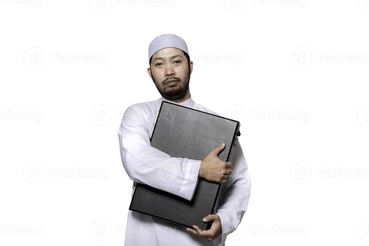 ritratto di inteligente bello musulmano uomo su bianca sfondo, Ramadan Festival concetto, islamico maschio Tenere un' attività commerciale dell'uomo Borsa su un' bianca sfondo foto