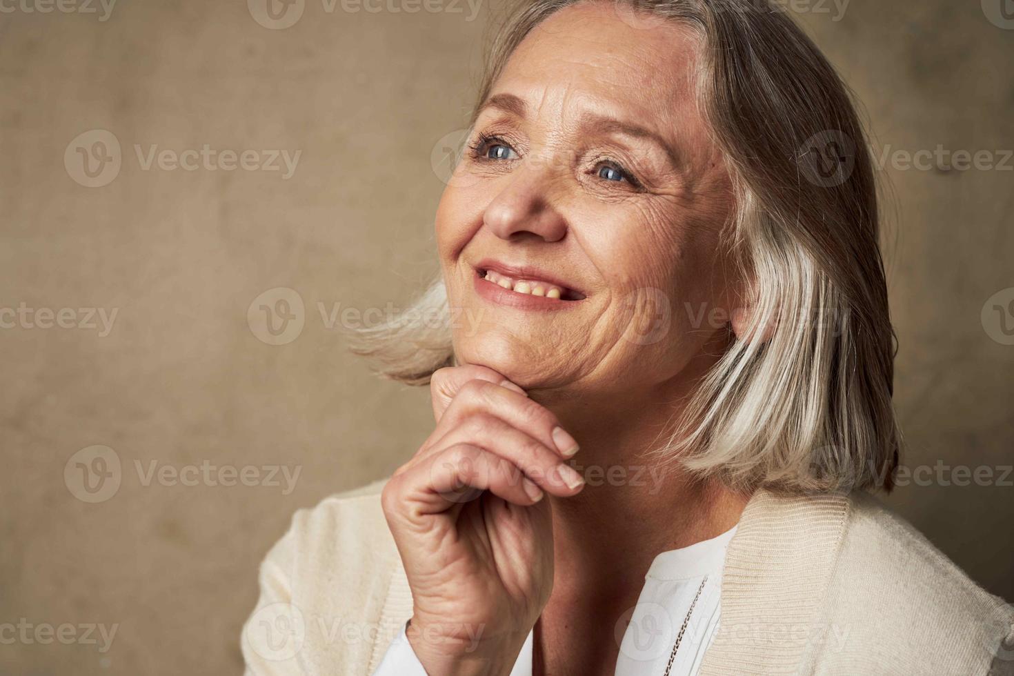 anziano donna nel accappatoio viso avvicinamento in posa isolato sfondo foto