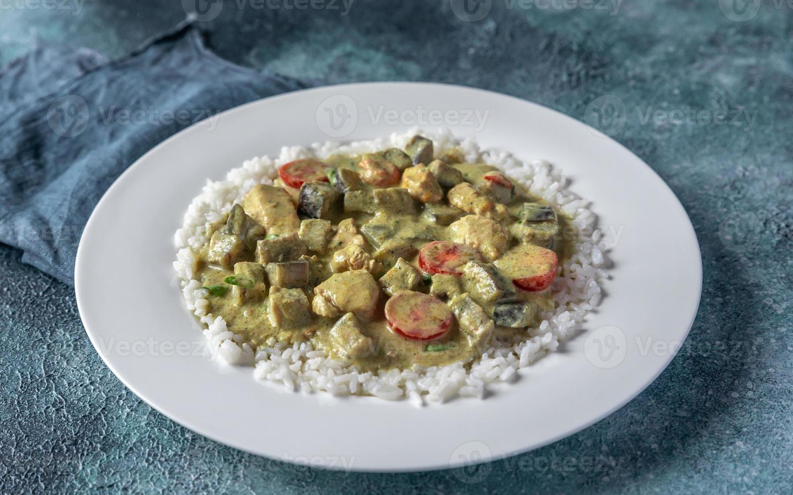 pollo al curry verde tailandese con riso foto