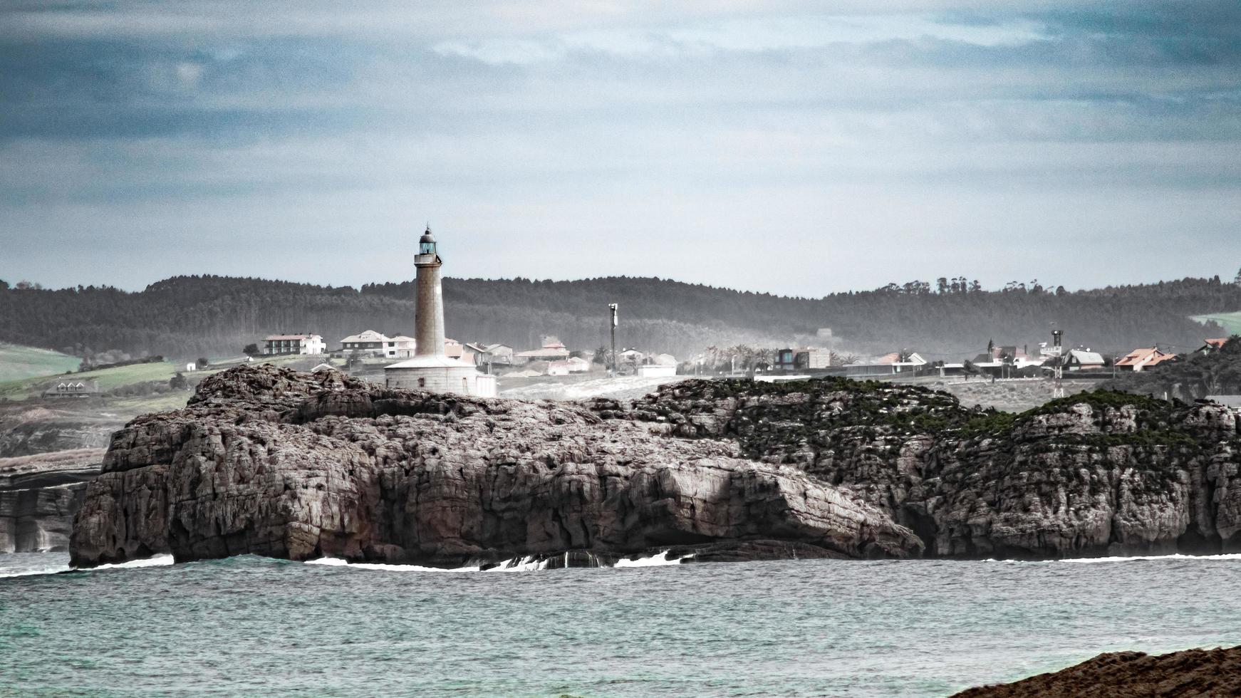 faro su il costa di atlantico oceano. foto