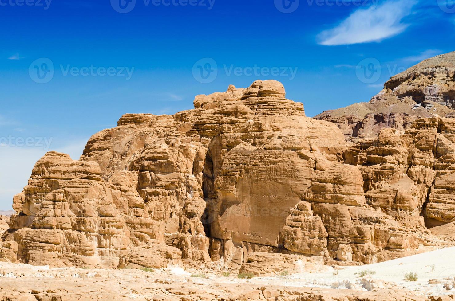 montagne rocciose nel deserto foto