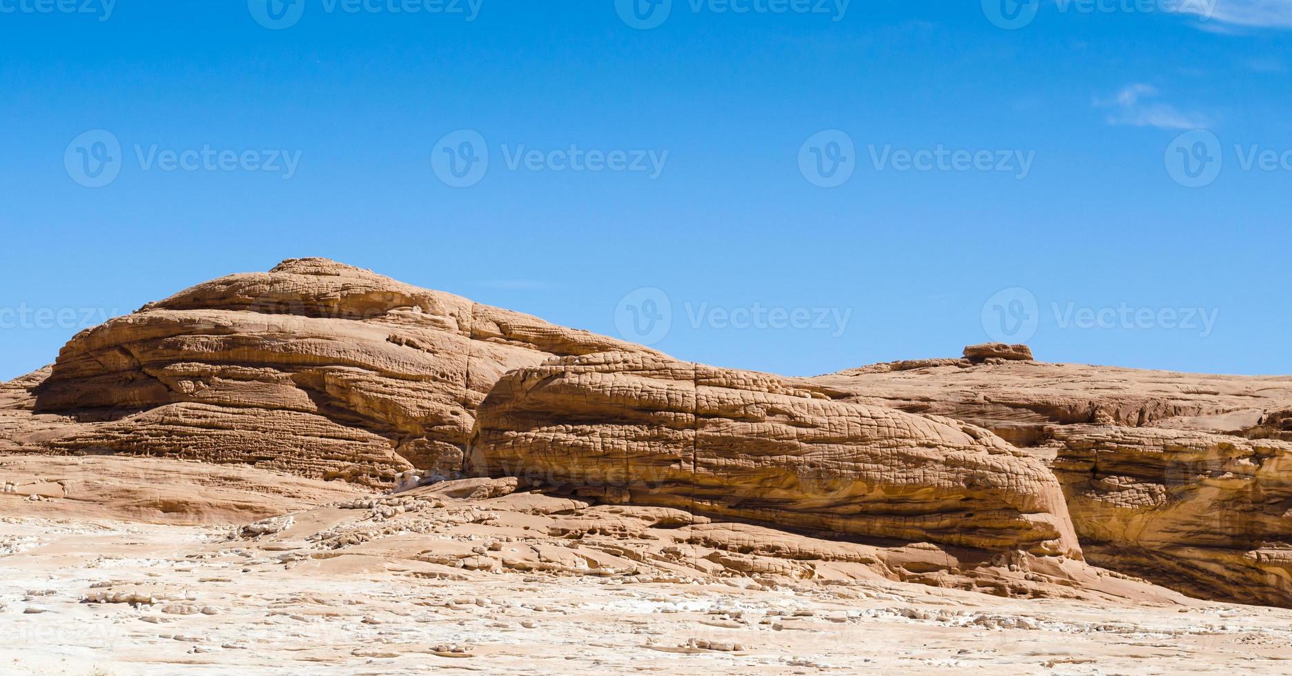 colline rocciose nel deserto foto