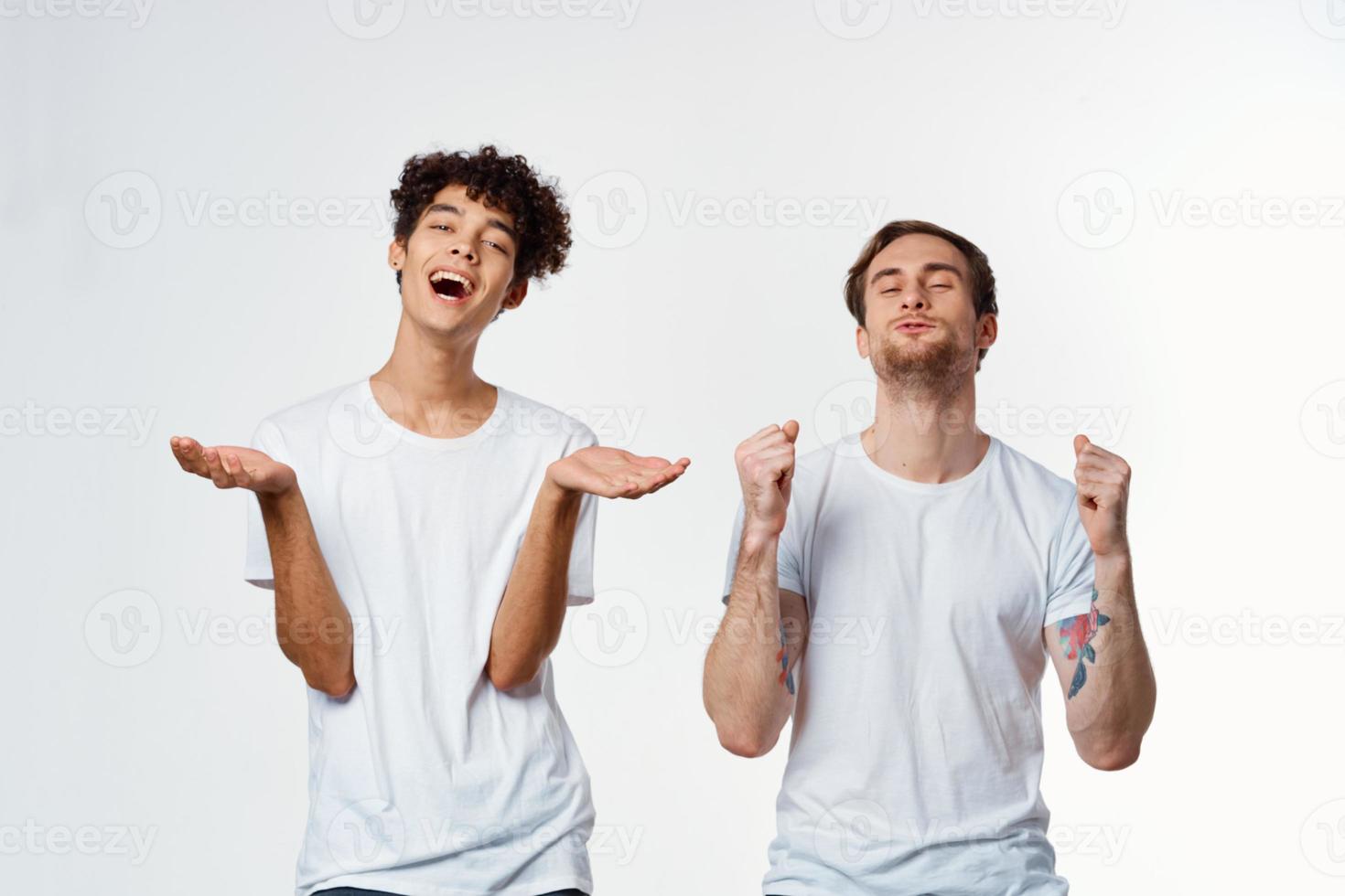 allegro uomini nel bianca magliette amicizia emozioni stile di vita foto
