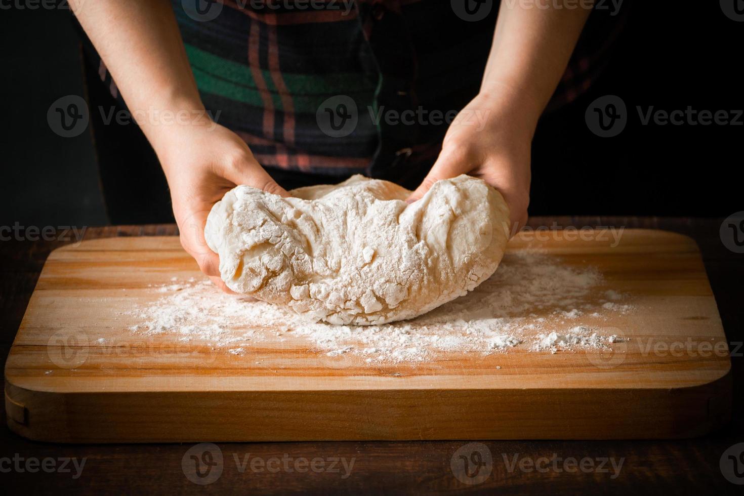 uno chef che prepara la pasta della pizza foto