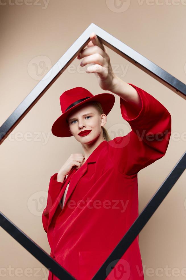 bella donna rosso labbra moda giacca telaio isolato sfondo foto