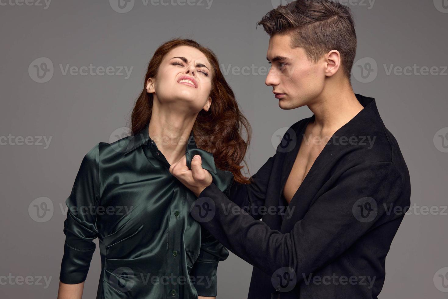 domestico violenza donna nel vestito conflitto grigio sfondo uomo nel giacca foto