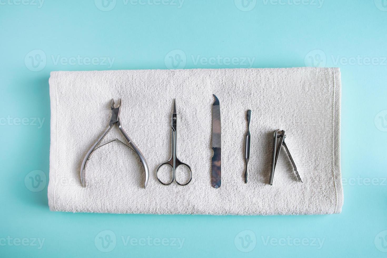 strumenti per manicure e cura delle unghie su sfondo blu foto