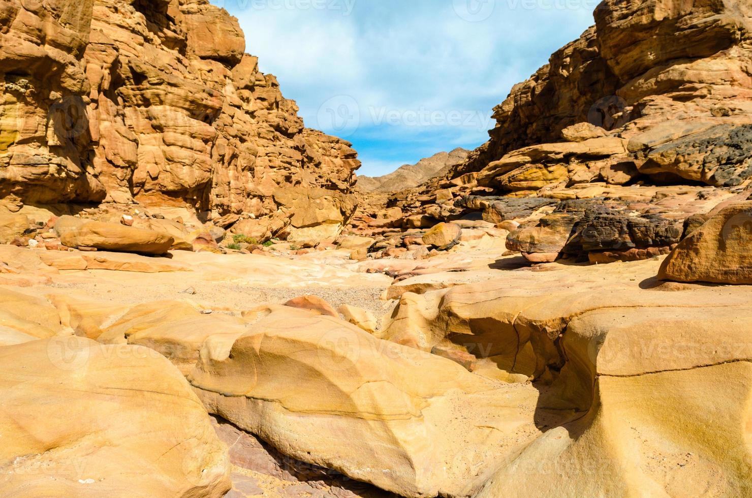 rocce e cielo in un canyon foto