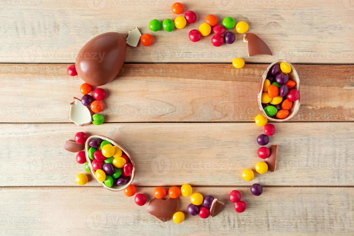 composizione di Pasqua di uova di cioccolato e dolci foto