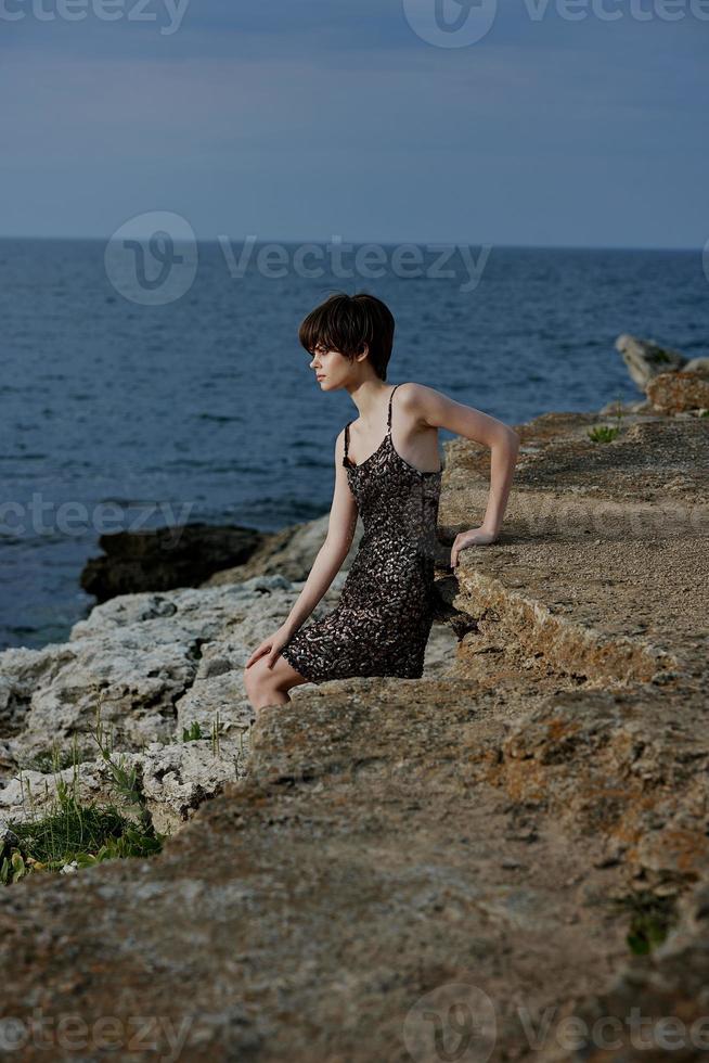 donna con trucco moderno natura lusso in posa la libertà stile di vita foto