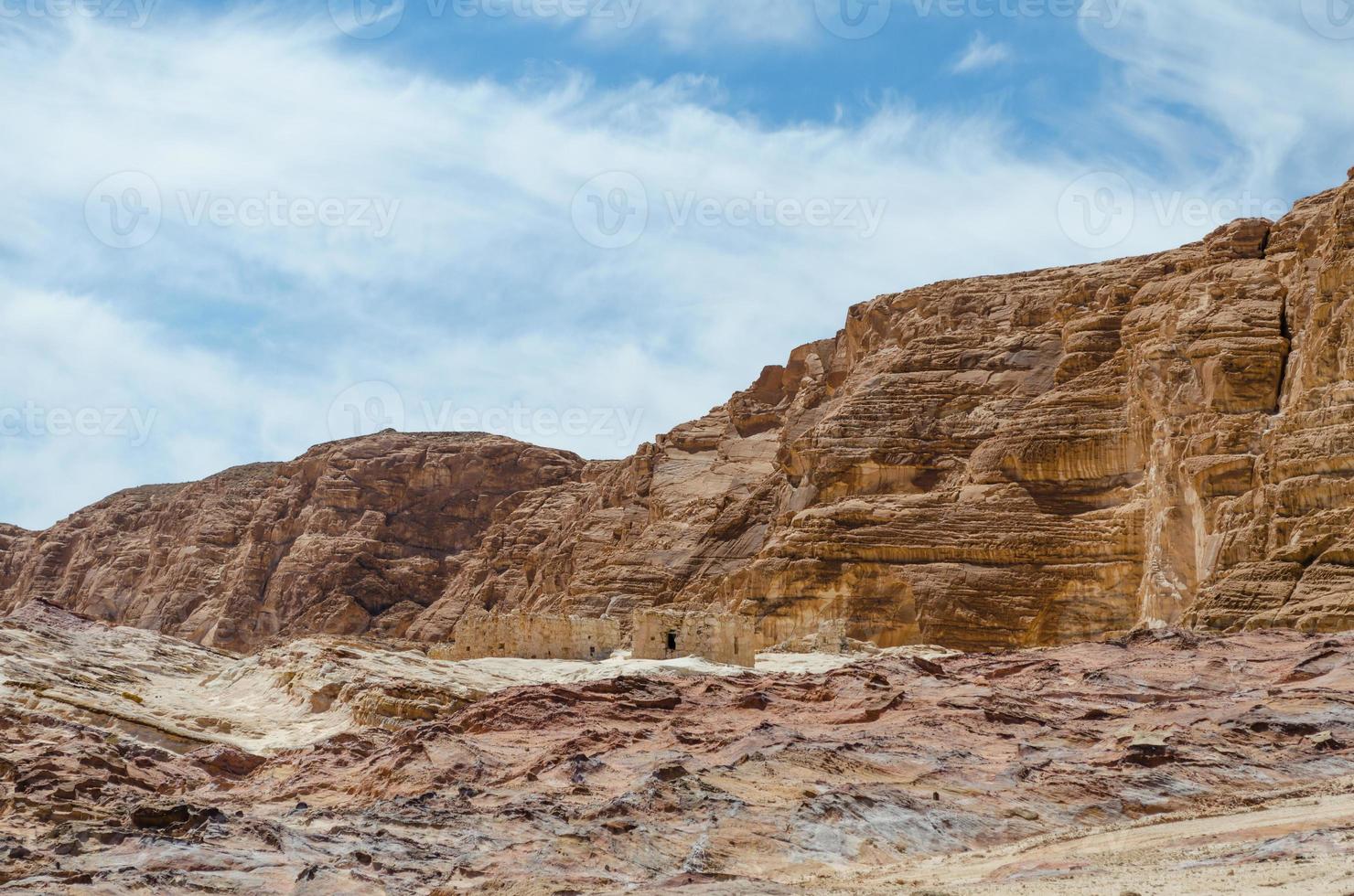 alte montagne rocciose e cielo blu con nuvole bianche foto