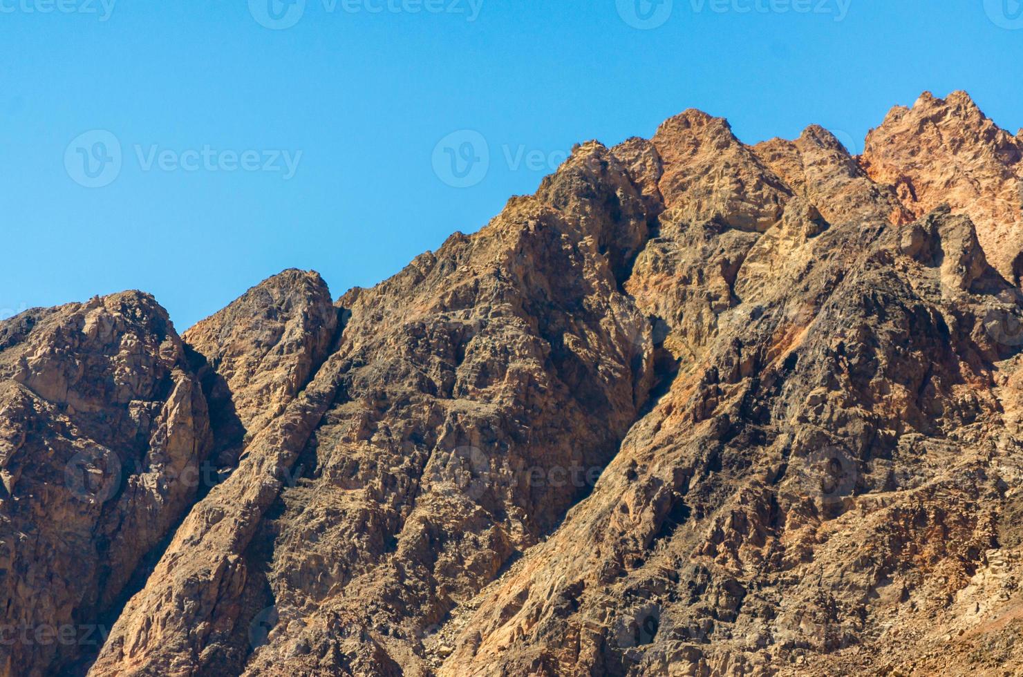 picchi di montagne rocciose e cielo blu foto