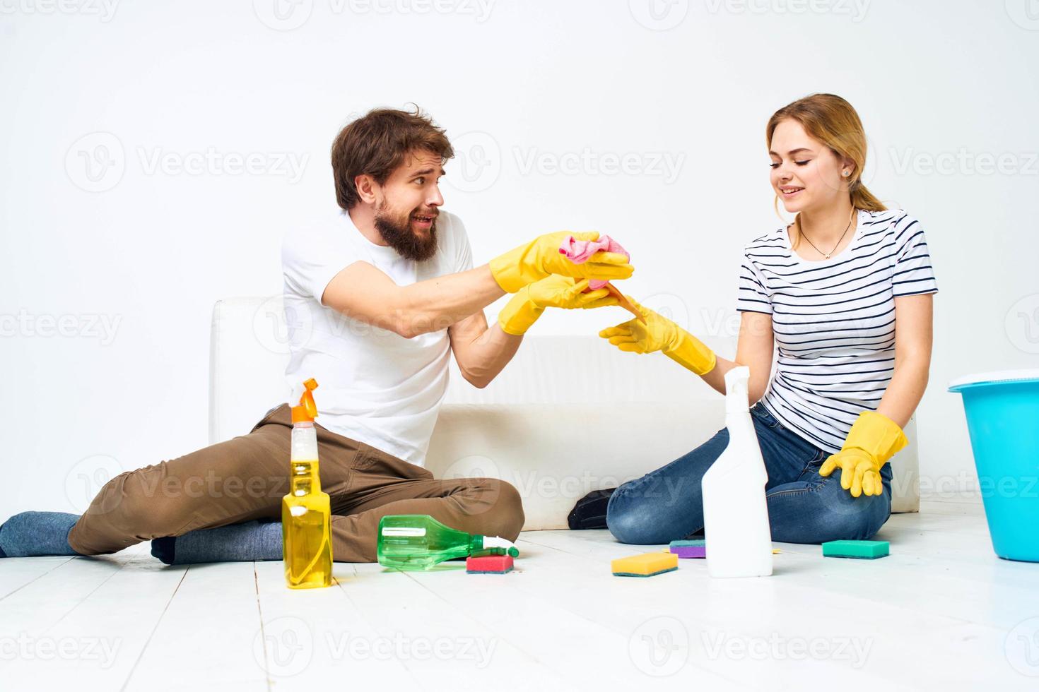 sposato coppia comune pulizia fidanzata detergente stile di vita foto