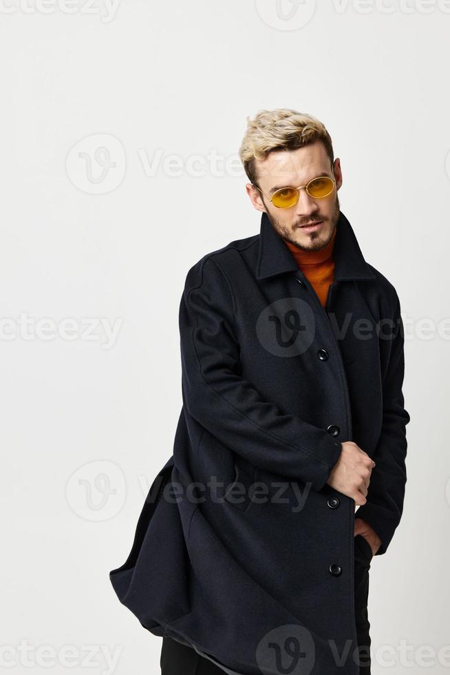 uomo indossare giallo bicchieri nero cappotto moda attraente Guarda studio foto