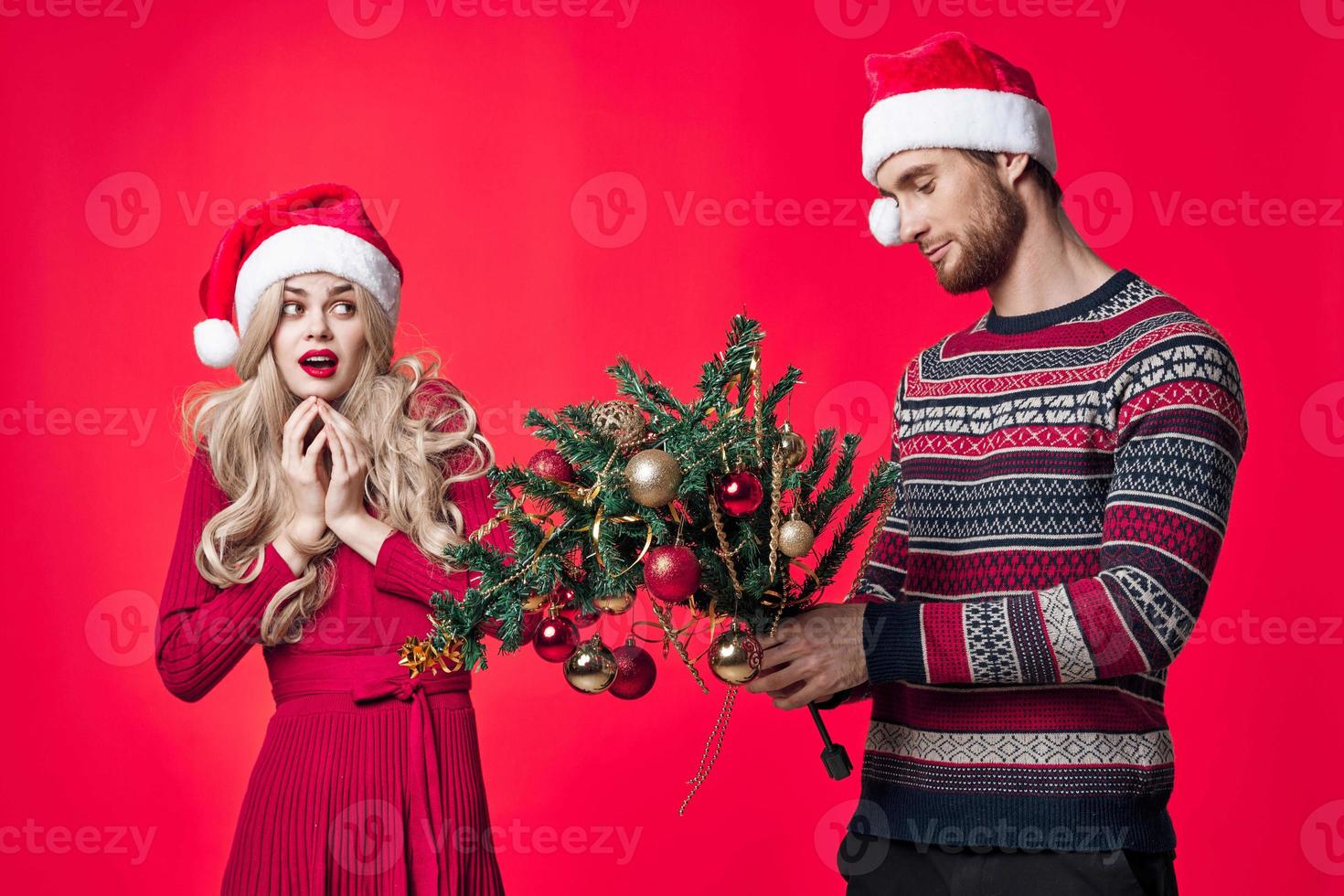 giovane coppia vacanza Natale decorazione rosso sfondo foto