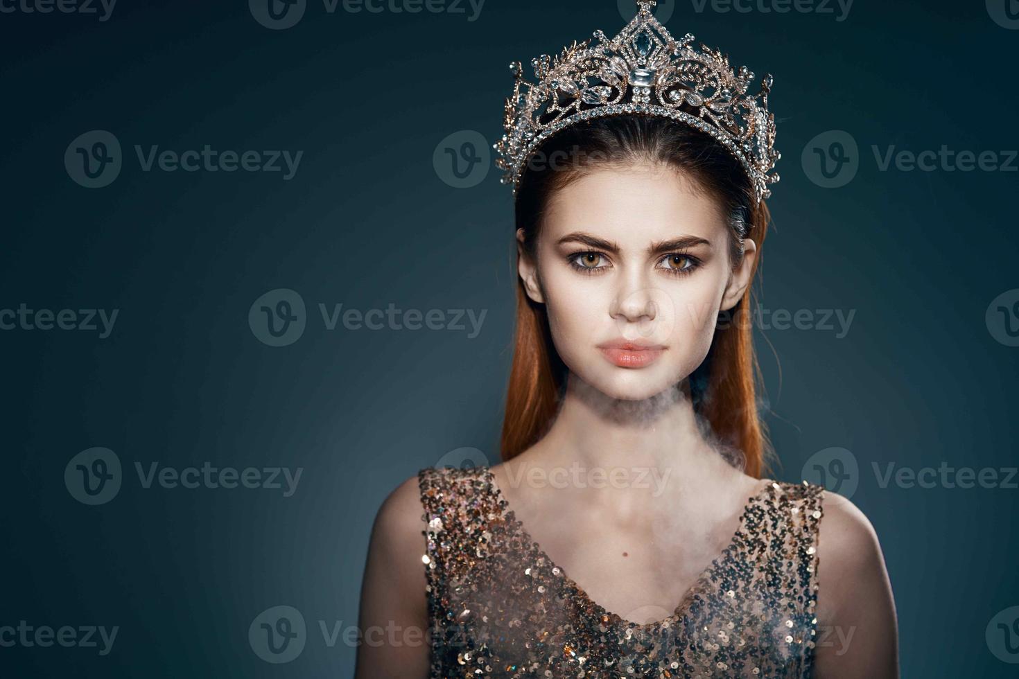 carino Principessa con un' corona su sua testa decorazione lusso buio sfondo foto