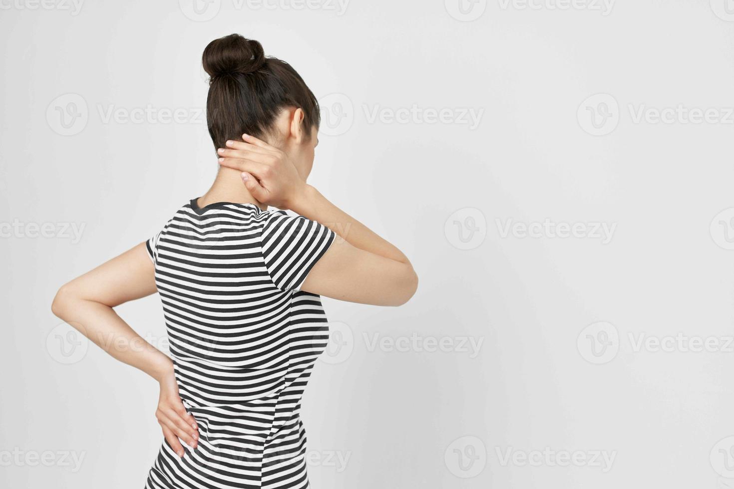 malato donna nel un' a strisce maglietta dolore nel il collo Salute i problemi foto