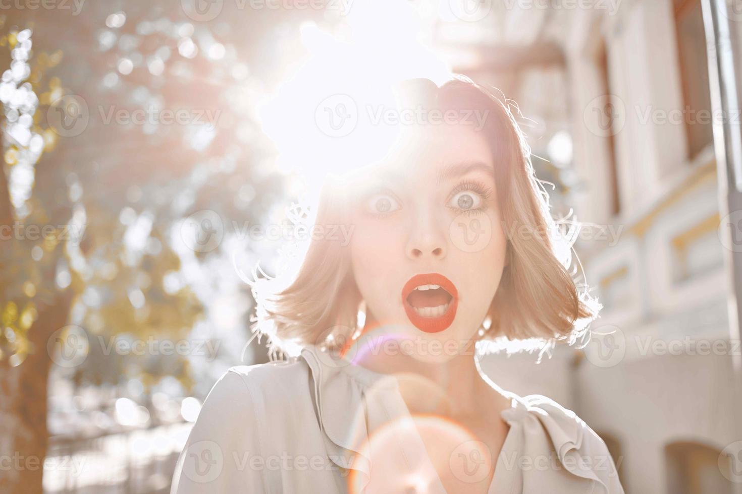 emotivo bionda donna nel rosso gonna all'aperto nel estate parco foto