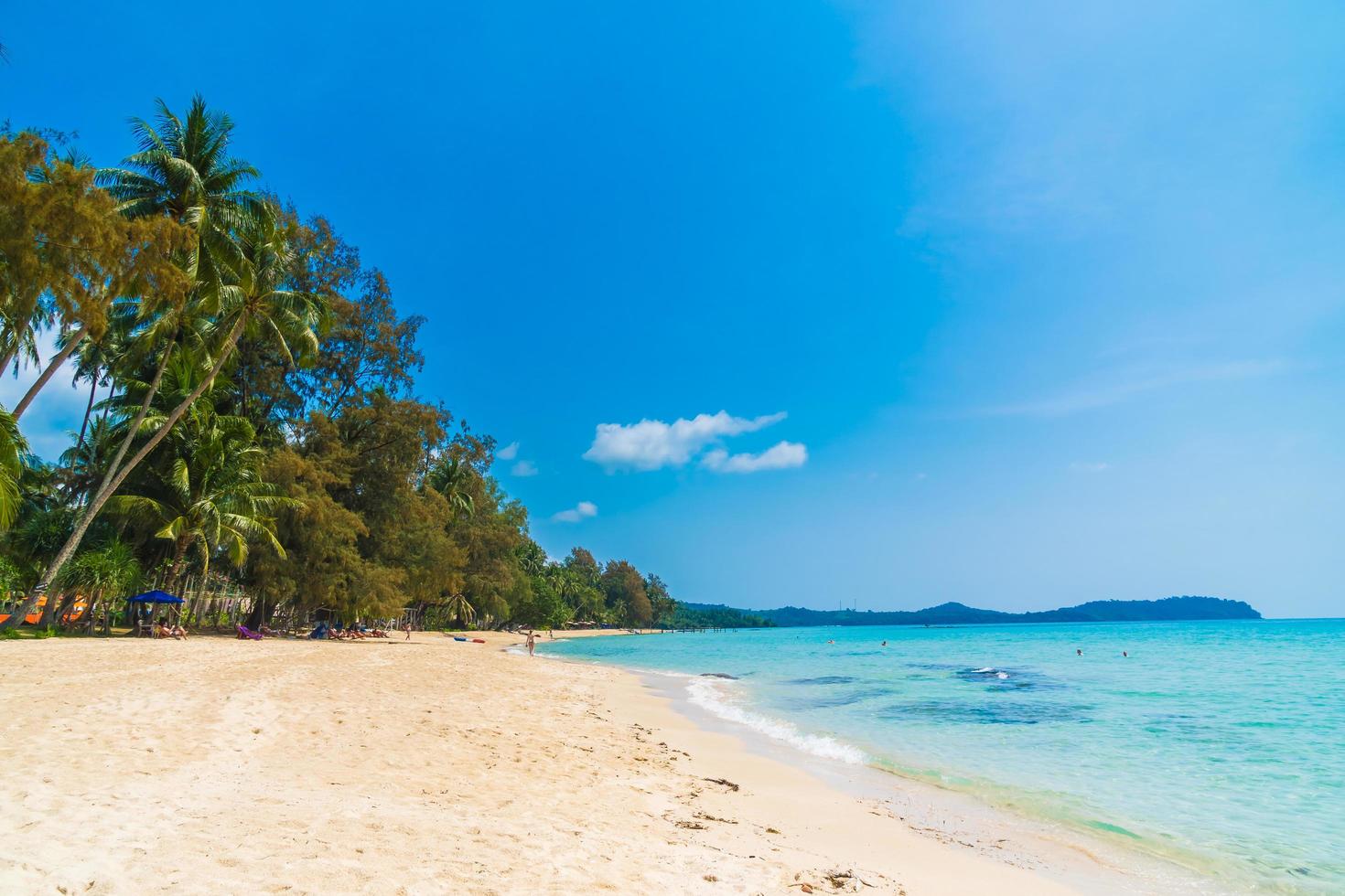 bellissima spiaggia tropicale e mare foto