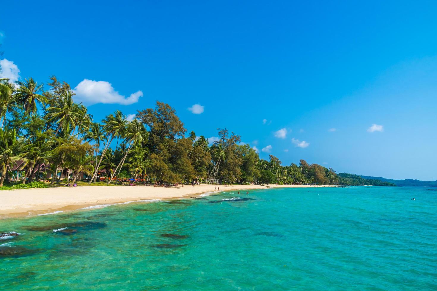 bellissima spiaggia tropicale e mare foto