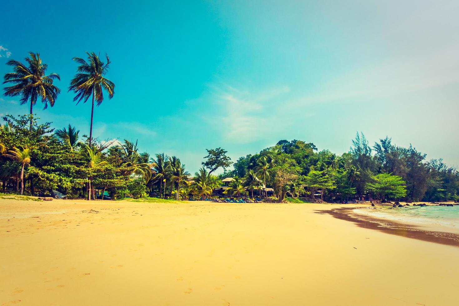 bellissima spiaggia tropicale e mare foto