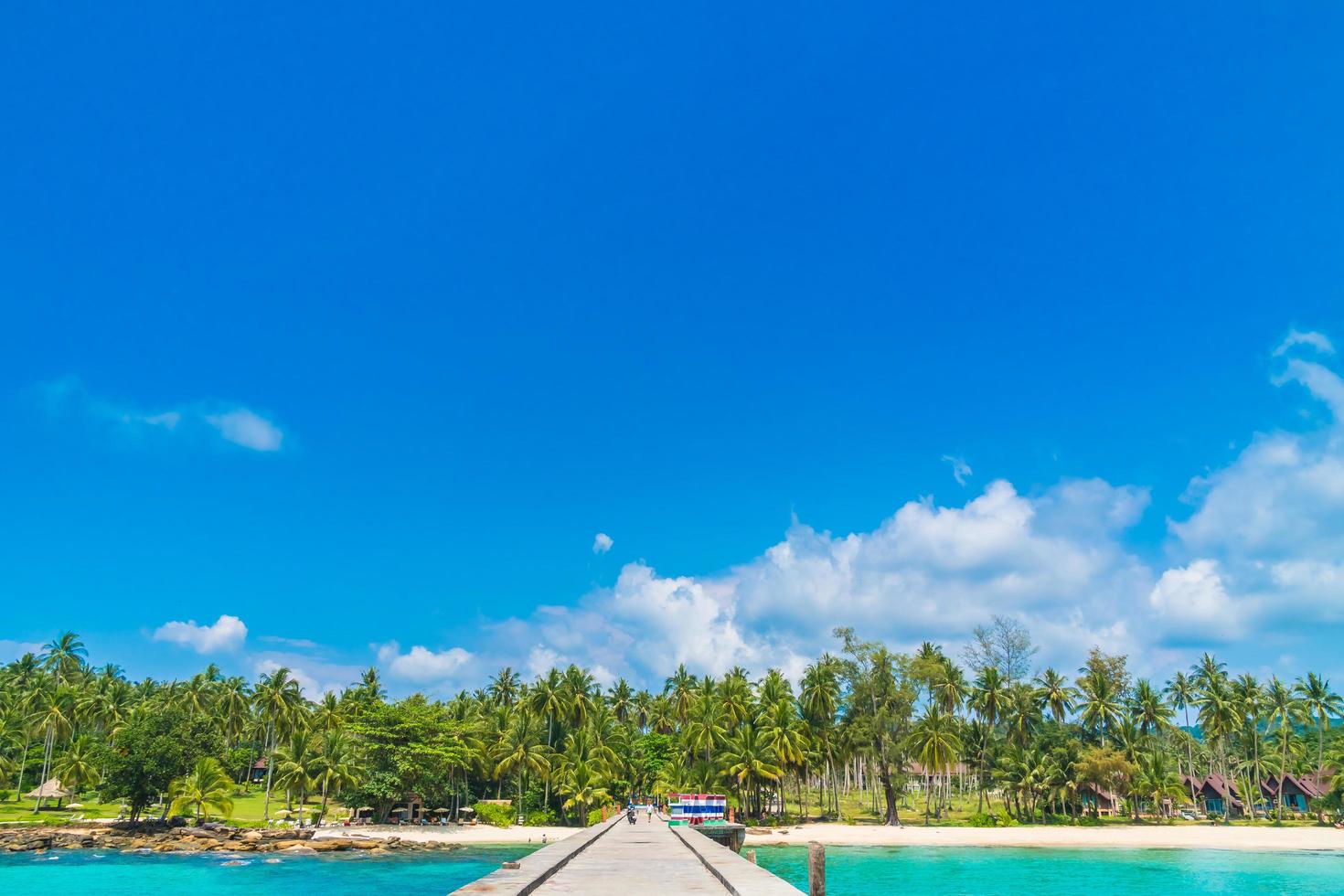 bellissima spiaggia tropicale e mare foto