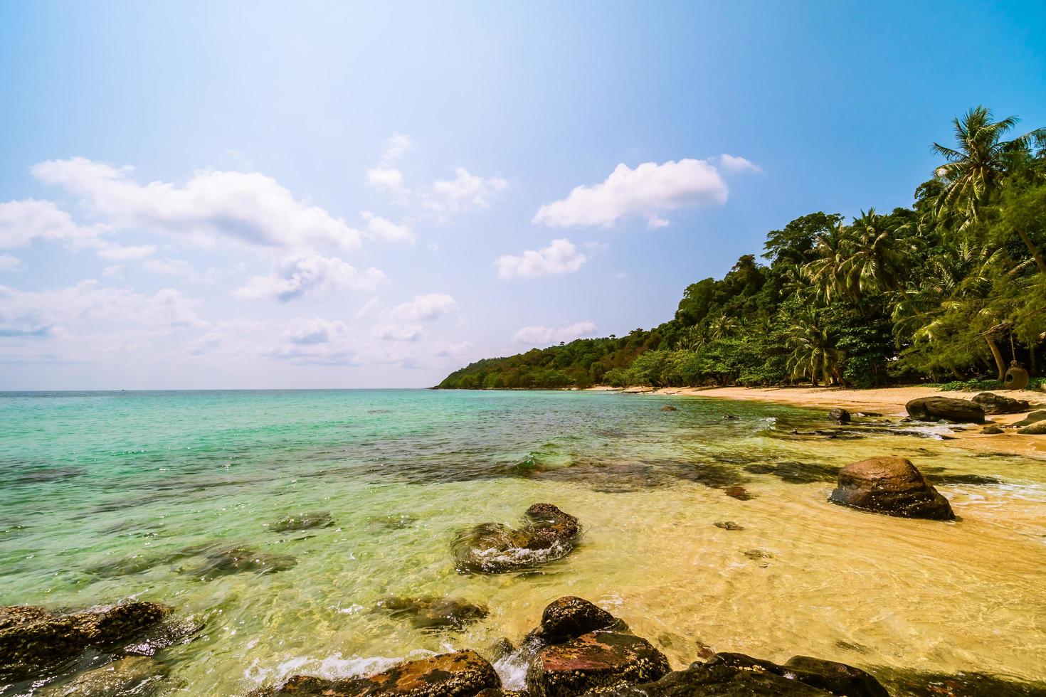 bellissima isola paradisiaca con paesaggio di mare e spiaggia foto