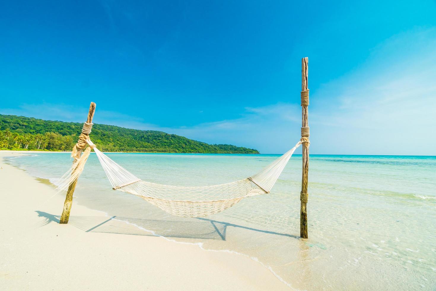 amaca sulla spiaggia tropicale foto