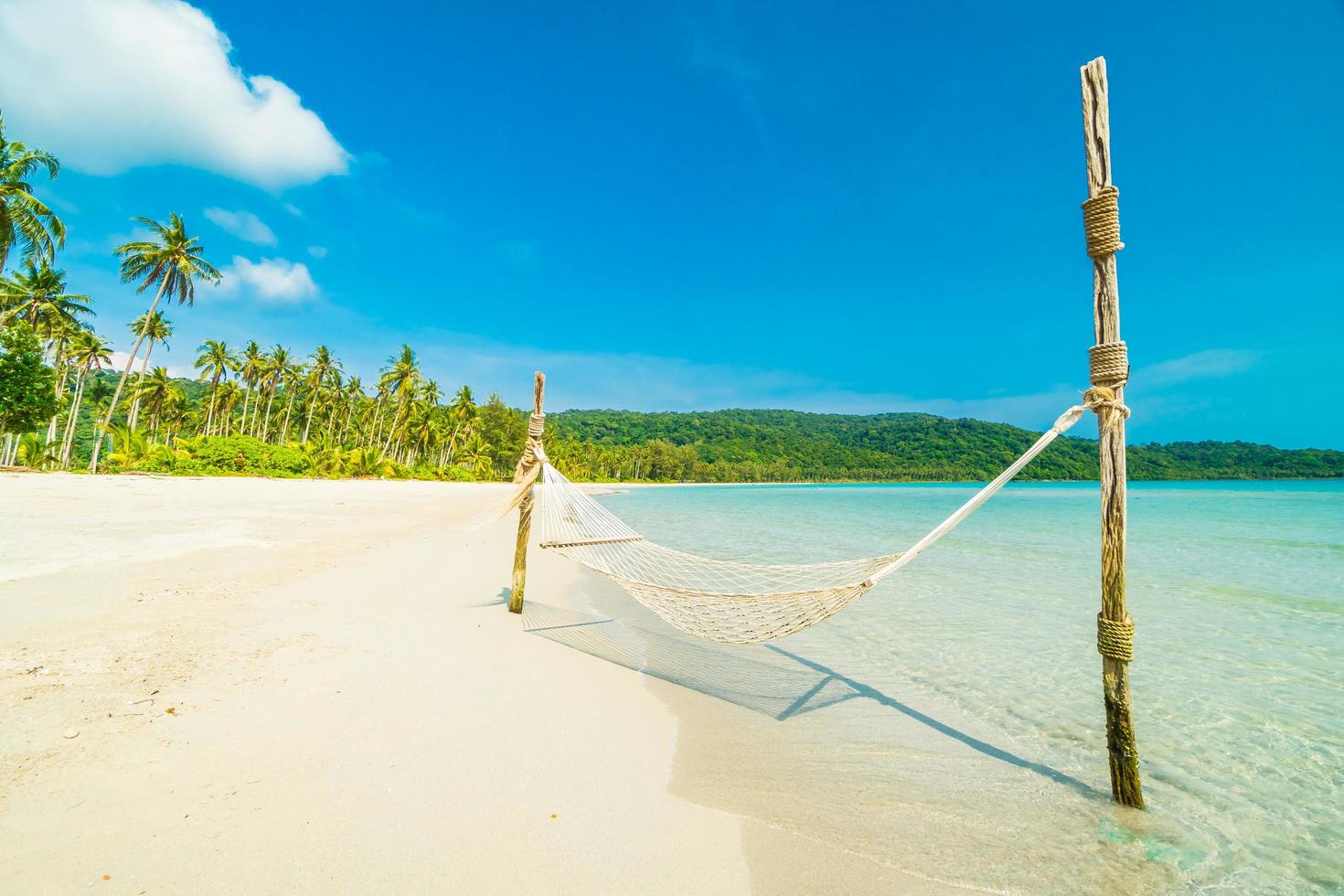 amaca sulla spiaggia tropicale foto