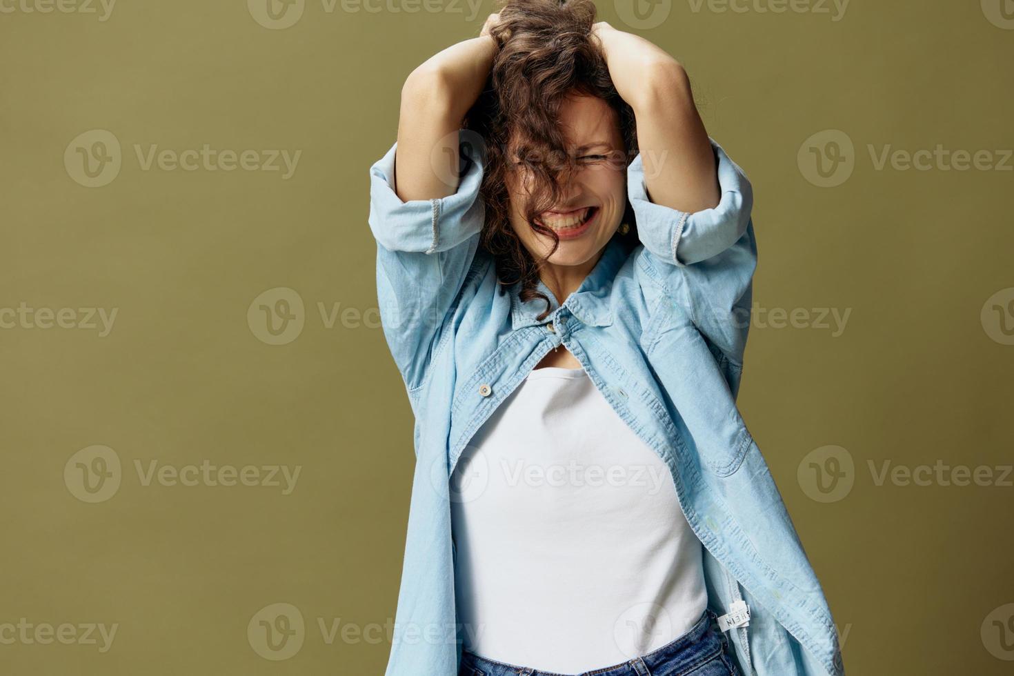 sofferenza urlando pianto Riccio bellissimo femmina nel jeans casuale camicia toccare testa in posa isolato su al di sopra di oliva verde pastello sfondo. essere te stesso. persone stile di vita emozioni concetto. copia spazio foto