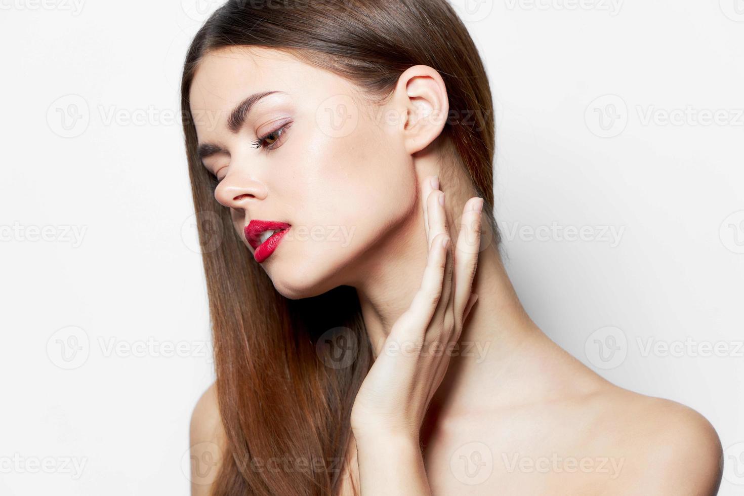 donna tocchi sua collo con sua mano con lungo acconciatura rossetto foto