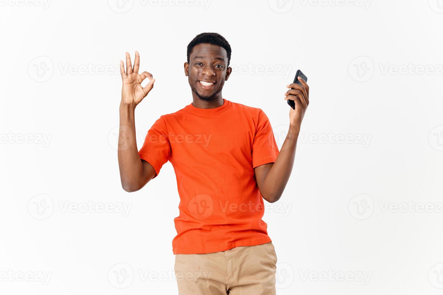 allegro uomo con un' Telefono nel il suo mani Esprimere a gesti con il suo mani comunicazione tecnologia foto