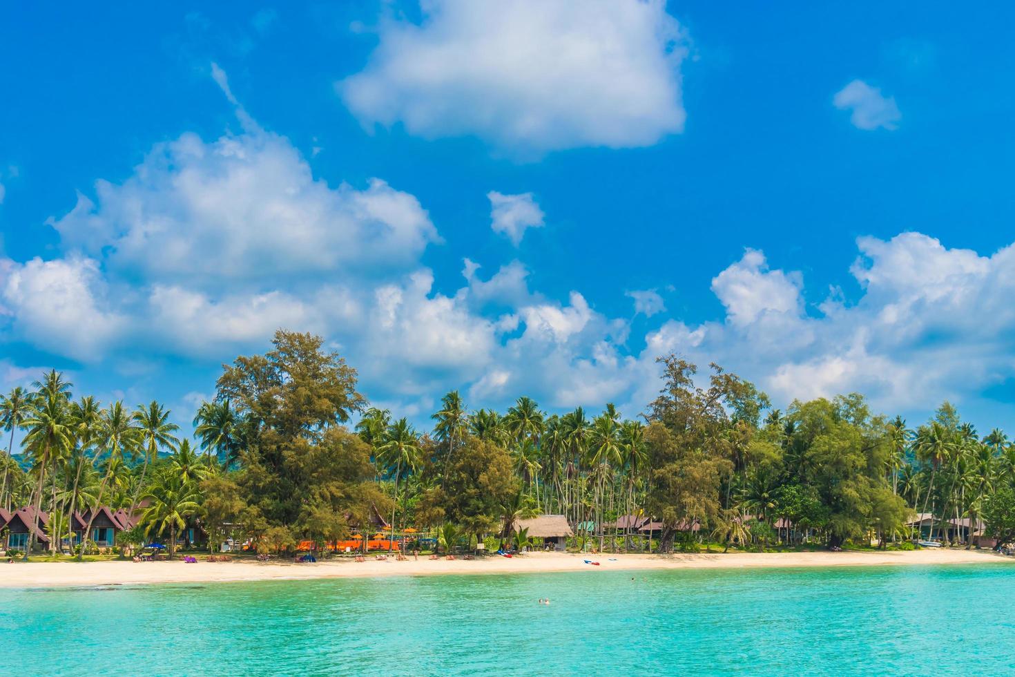 bellissima spiaggia tropicale e mare foto