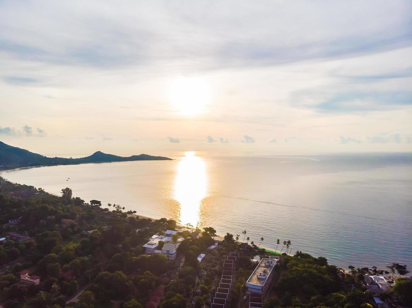 bella veduta aerea della spiaggia e del mare all'isola di koh samui, thailandia foto