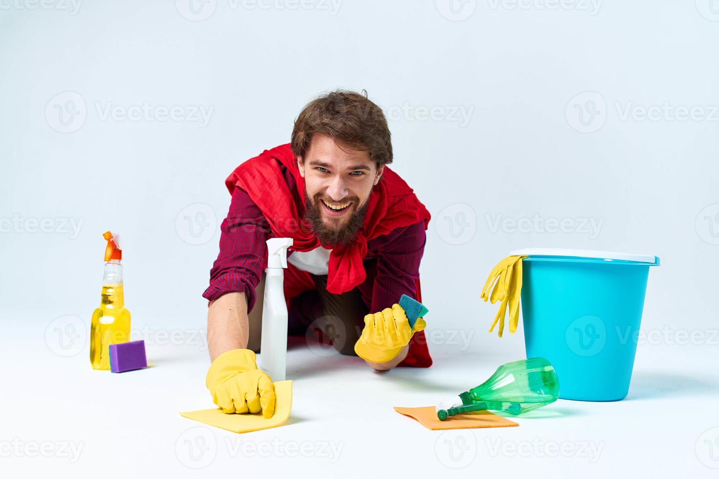 uomo su il pavimento pulizia il Casa pulizia forniture professionale foto