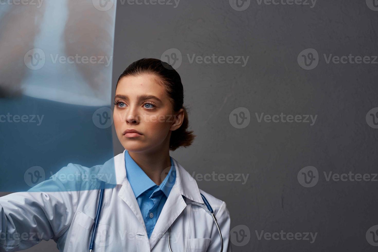 donna radiologo con raggi X diagnostica ricerca per professionisti foto