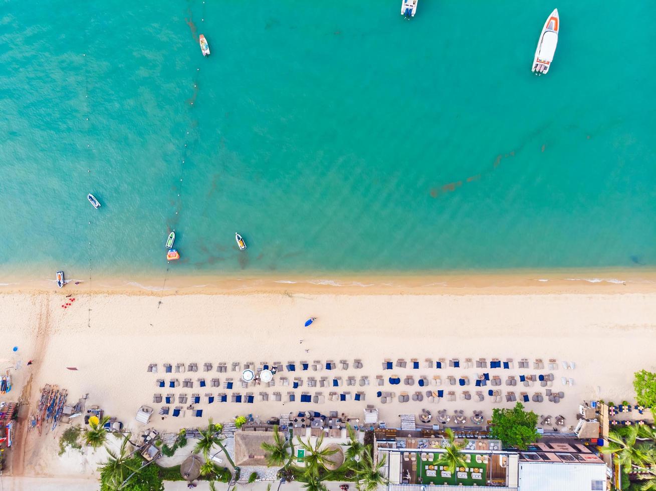 veduta aerea di una spiaggia tropicale sull'isola di koh samui, thailandia foto