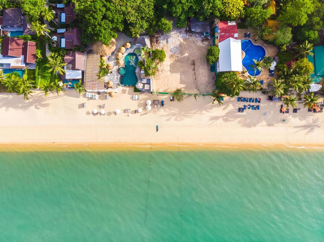 veduta aerea di una spiaggia tropicale sull'isola di koh samui, thailandia foto