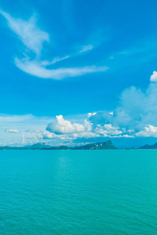 bella nuvola bianca sul cielo azzurro sopra il mare foto