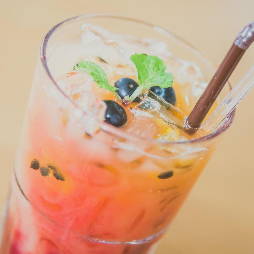 mescolare cocktail alla frutta foto