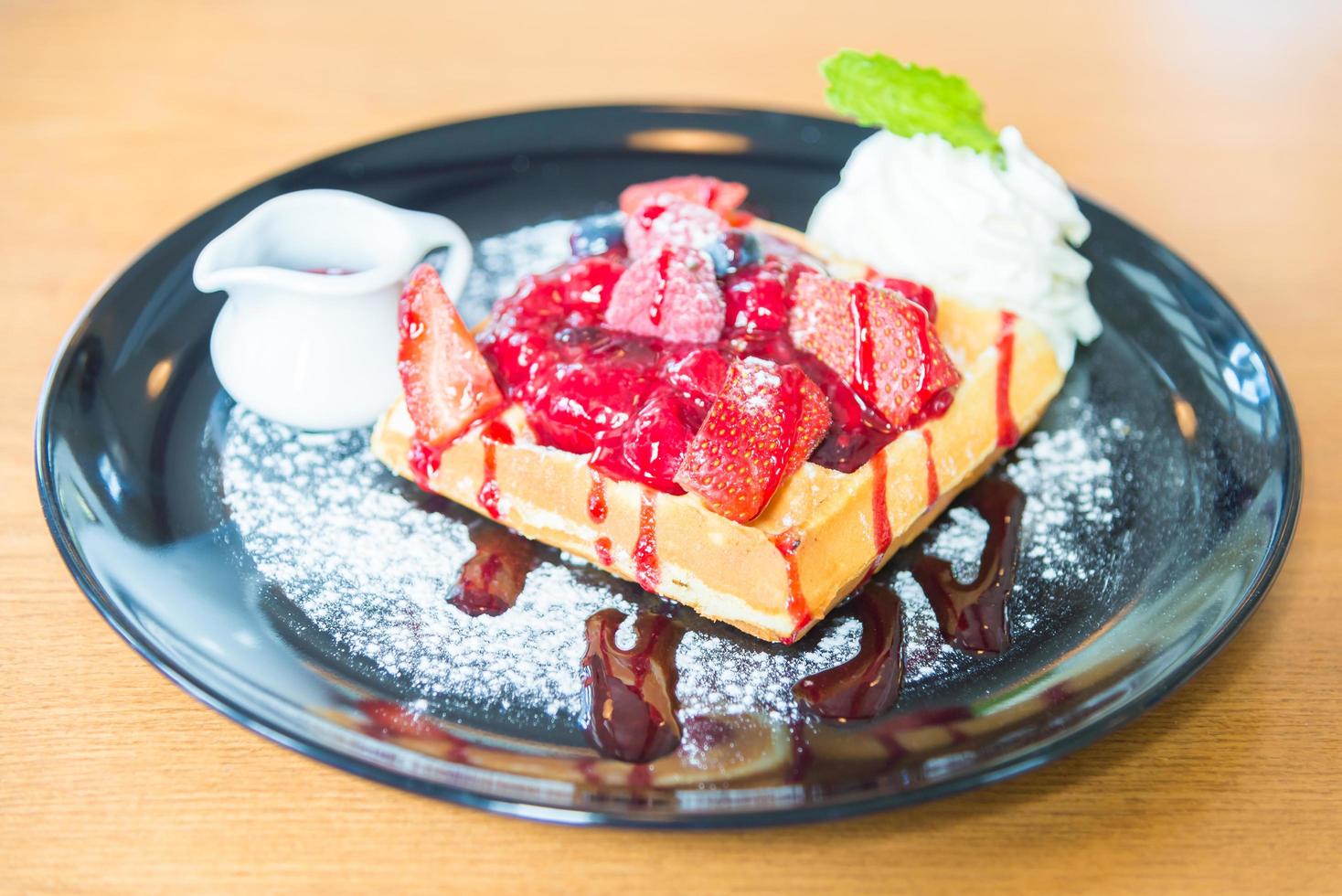 fragola e mescolare i frutti di bosco sopra i waffle foto