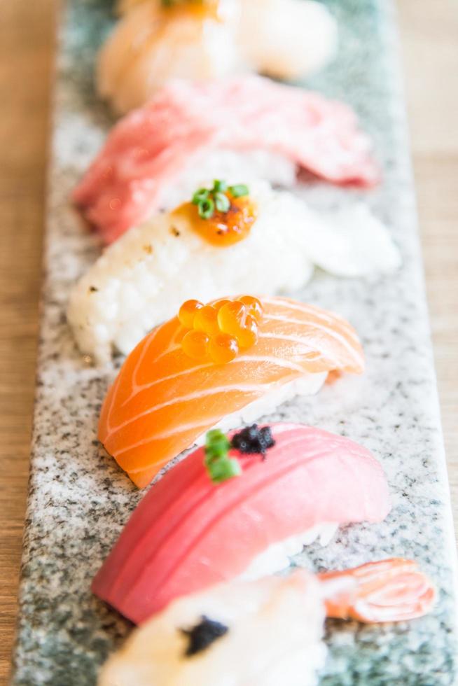 punto di messa a fuoco selettiva sul rotolo di sushi foto
