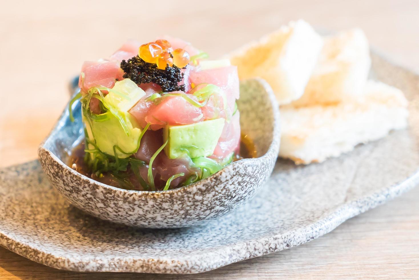 sashimi di tonno fresco crudo con avocado foto