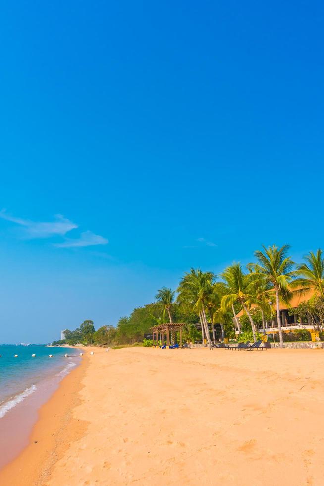 bellissima spiaggia e mare con palme foto