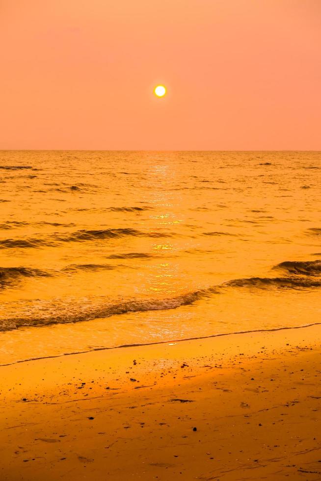 tramonto sulla spiaggia foto