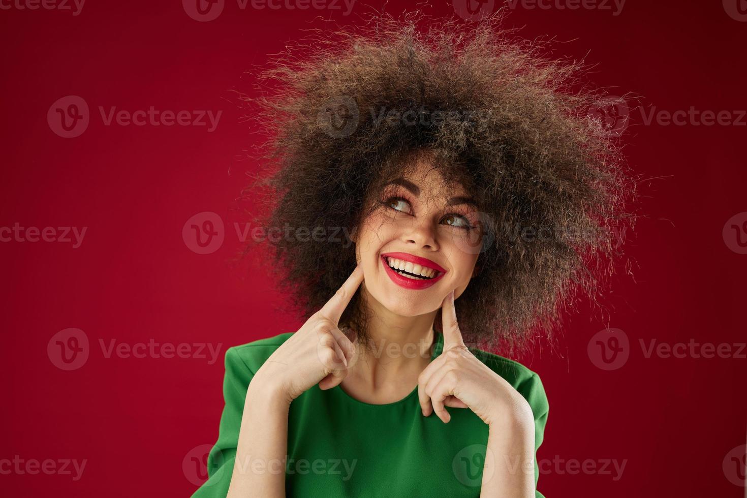 bellezza moda donna con Riccio capelli smorfia in posa emozione colore sfondo inalterato foto