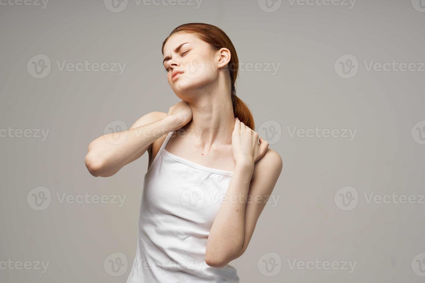 scontento donna braccio dolore artrite cronico malattia leggero sfondo foto