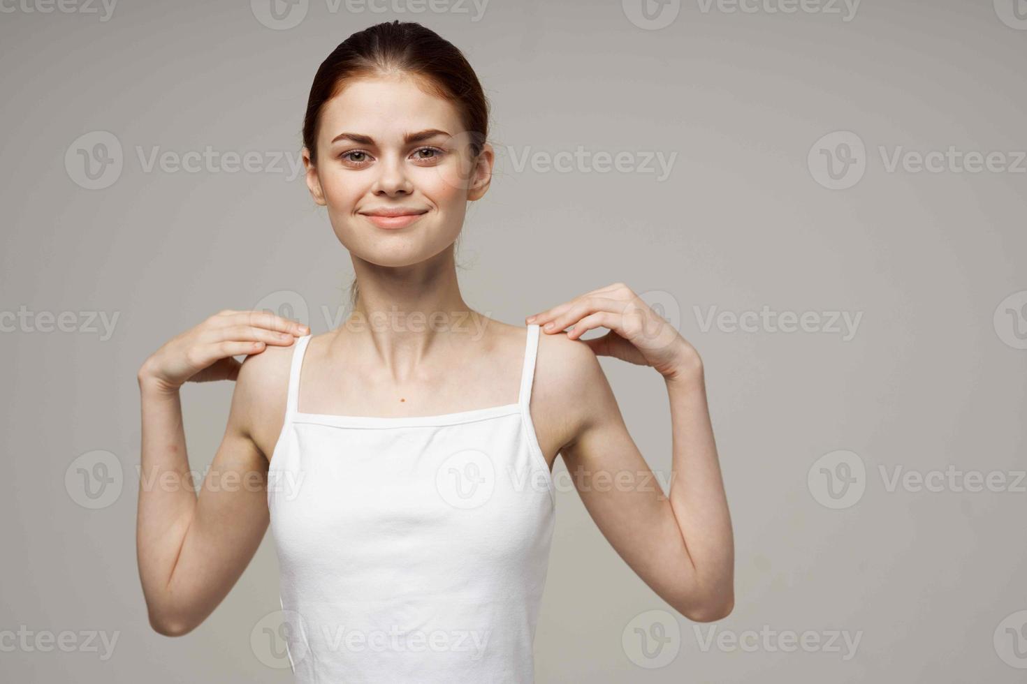 donna fare spalla esercizi Salute grigio sfondo foto
