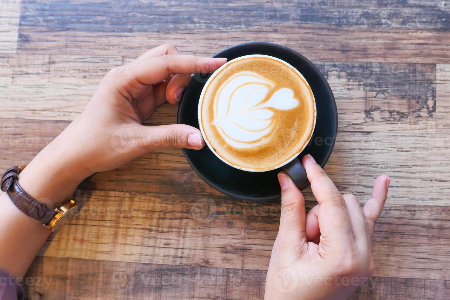 le mani della donna intorno a un latte foto